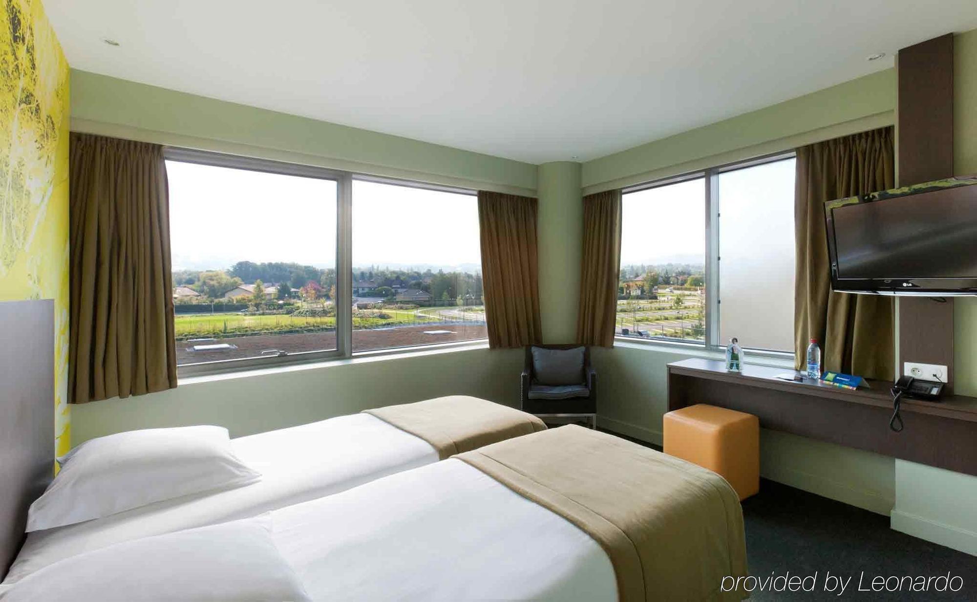 Ibis Styles Saint Julien En Genevois Vitam Неданс Стая снимка